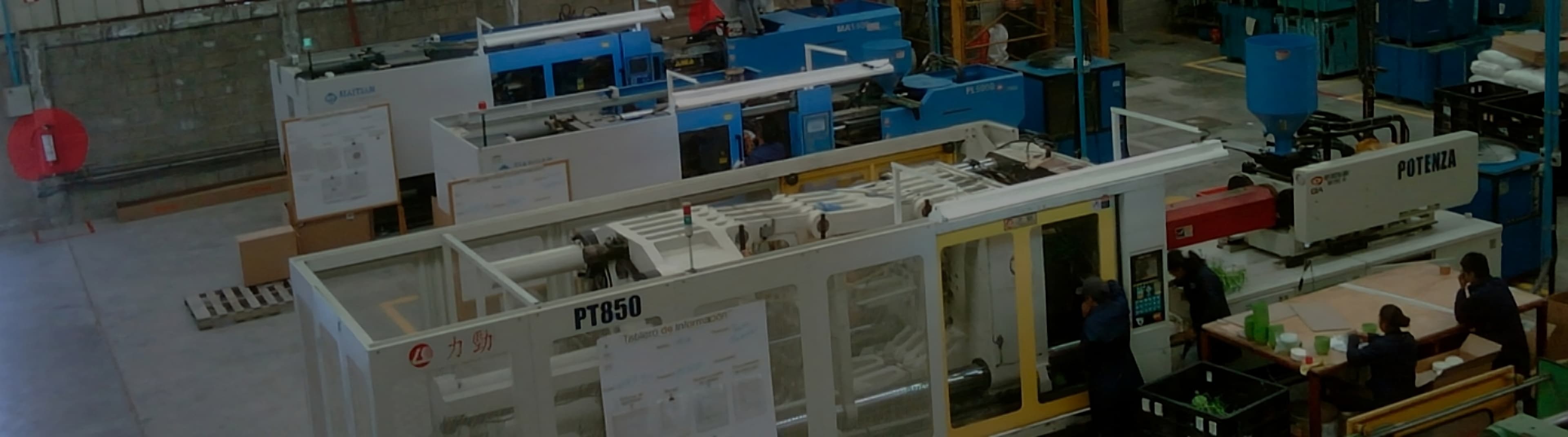 Planta industrial con máquinas de inyección de plástico en operación