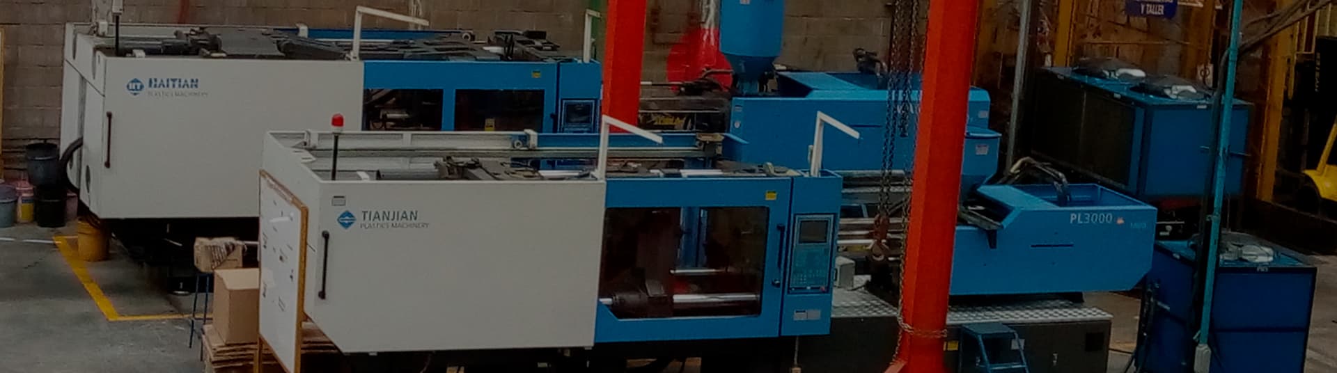 Máquinas avanzadas de inyección de plástico en funcionamiento